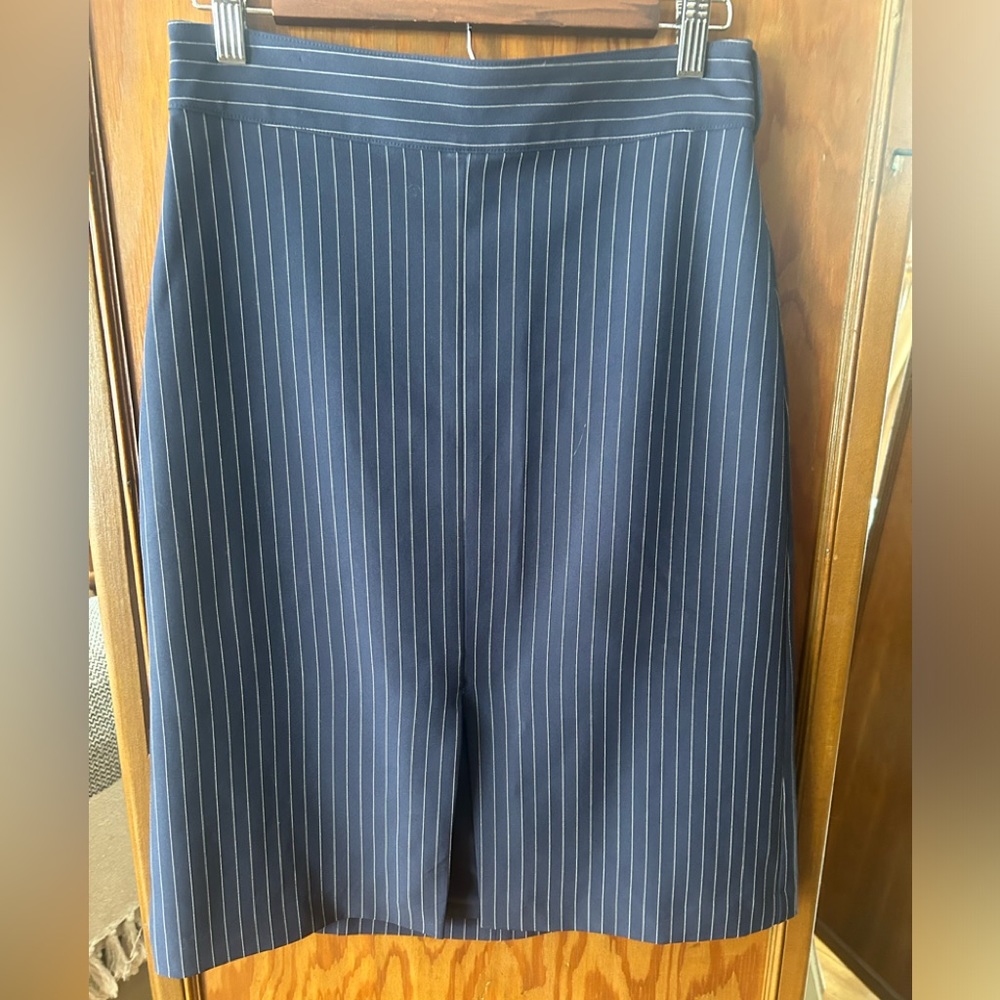Banana Republic knee length skirt. Size 2.